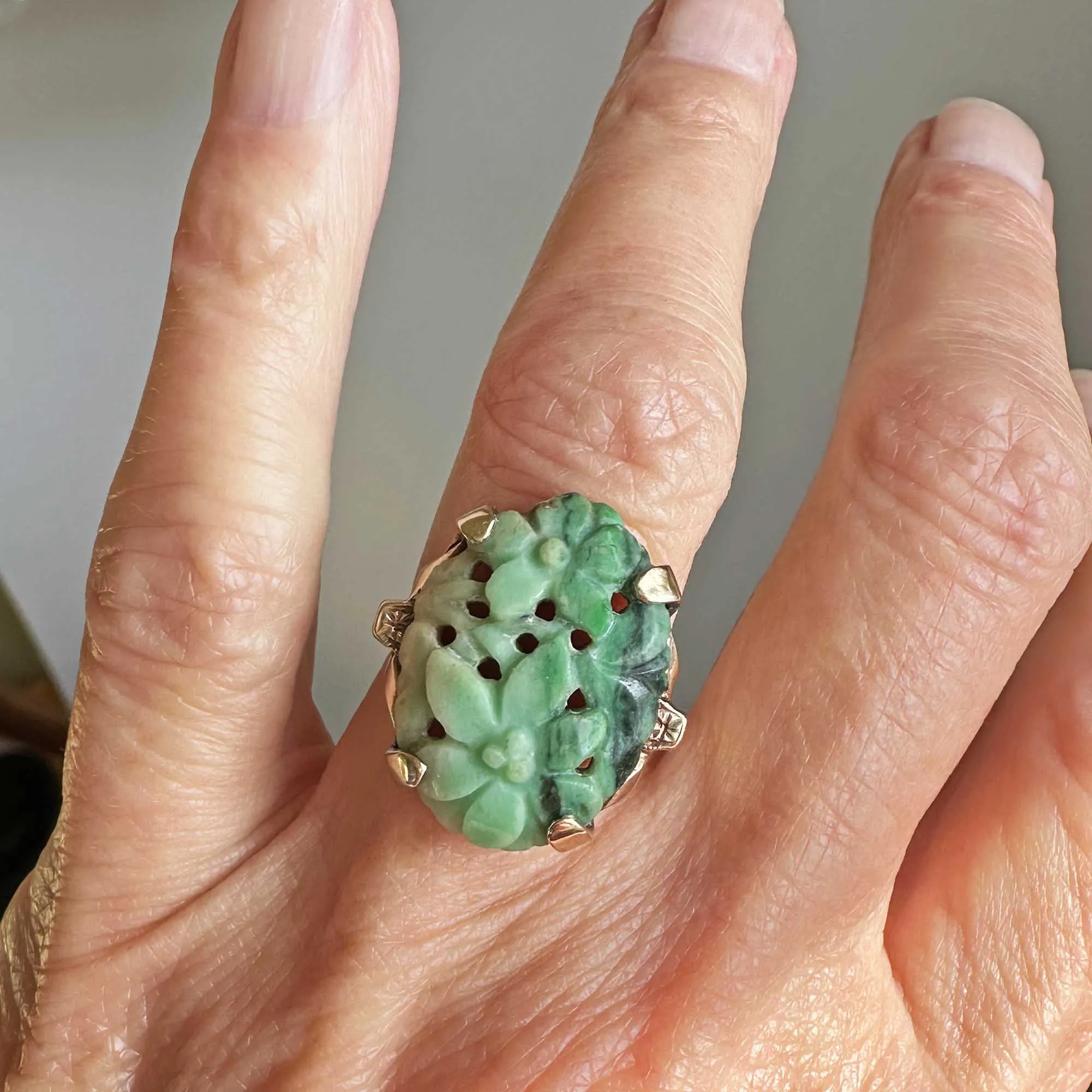 1930s Carved Floral Pierced Jade Ring in Gold