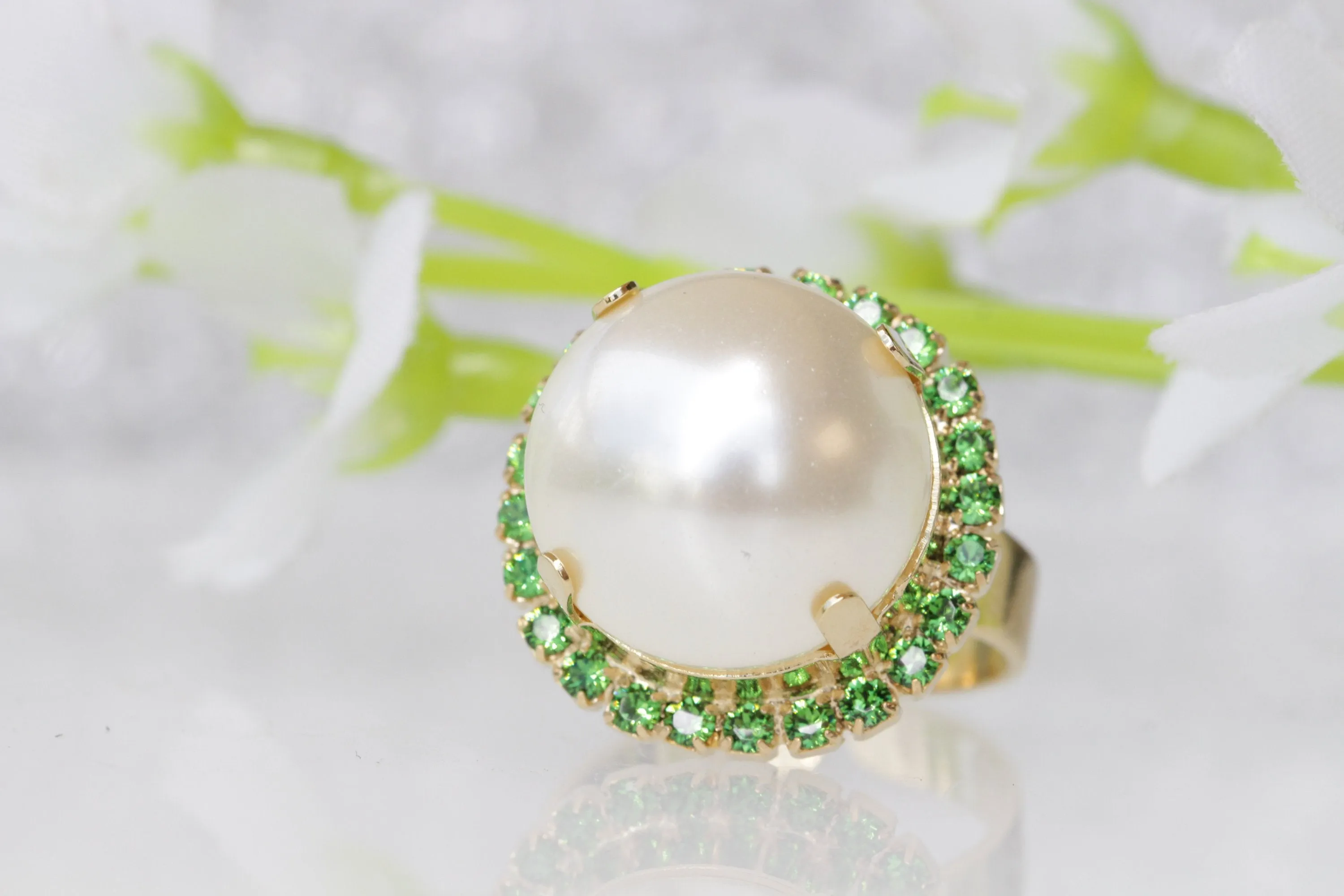 EMERALD AND PEARL Ring