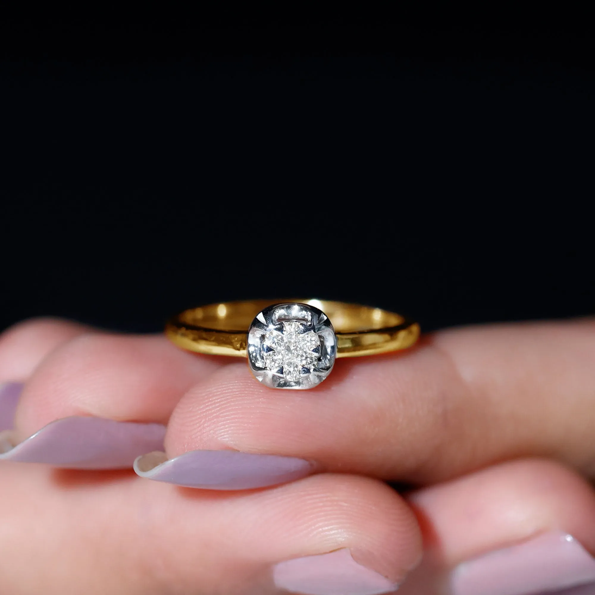 Round Shape Diamond Ring in Illusion Setting