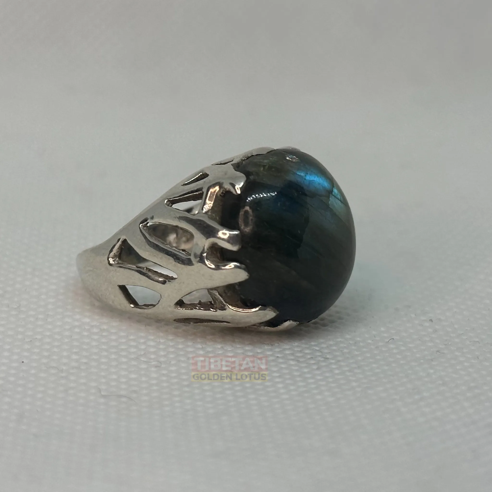 Vintage Labradorite ring, meticulously crafted from high-quality sterling silver